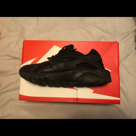 Nike Huarache Run
Black
Worn only a few times
Clean soles and bottoms - Picture 4 of 8